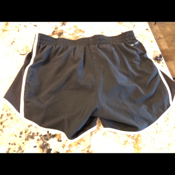 Black nike short - Picture 2 of 3
